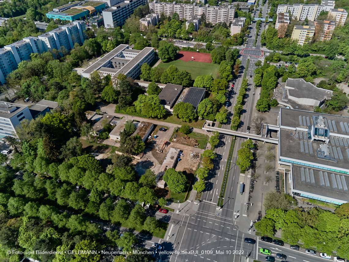 10.05.2022 - Luftbilder von der Baustelle Haus für Kinder in Neuperlach